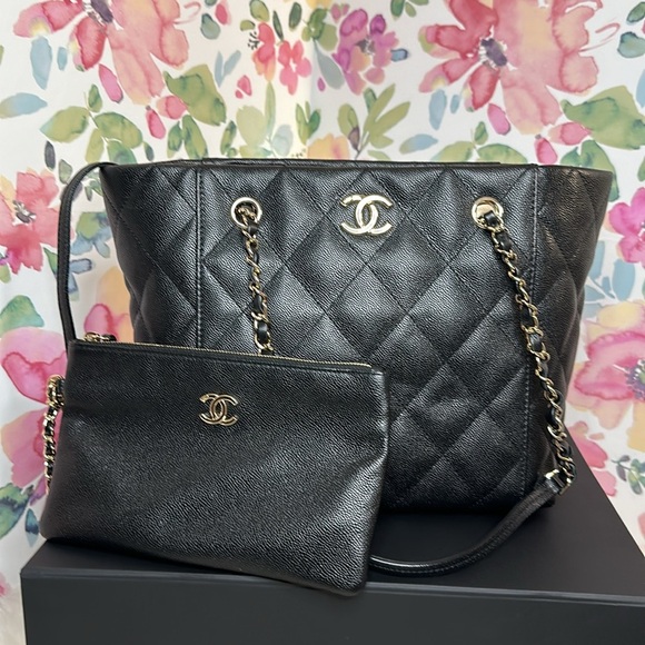 💯Authentic Chanel Quilted Shopping Bag PM Size- Good As New 🍀 - Picture 8 of 17